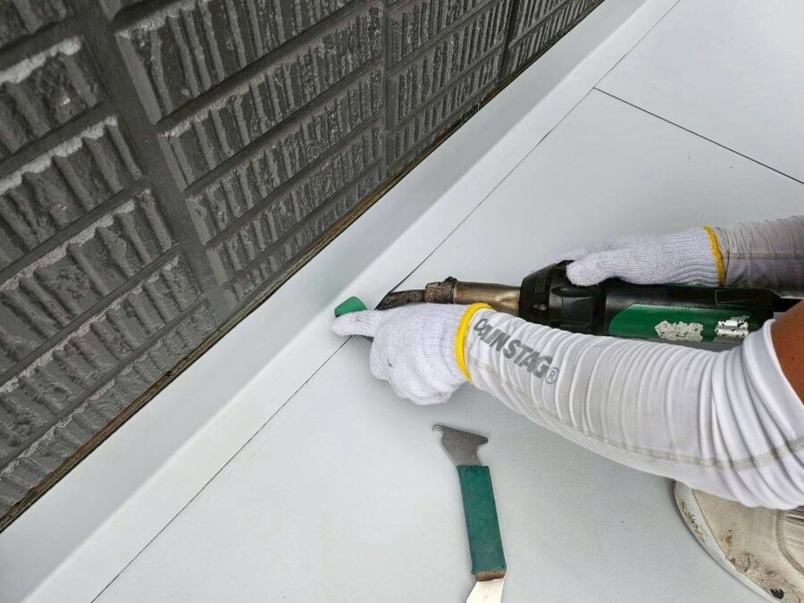 バルコニーの防水工事 端部のシーリング作業