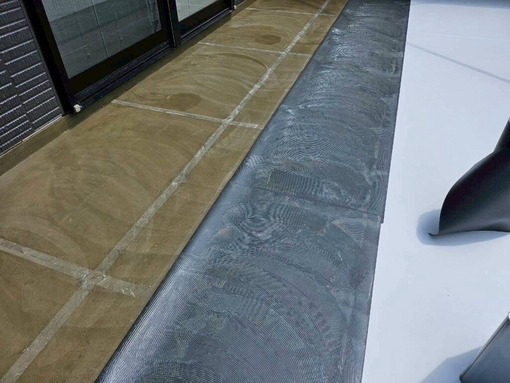 バルコニーの防水工事 シートの敷き込み