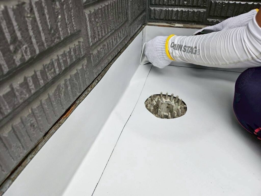 バルコニーの防水工事 排水口まわりの施工状況
