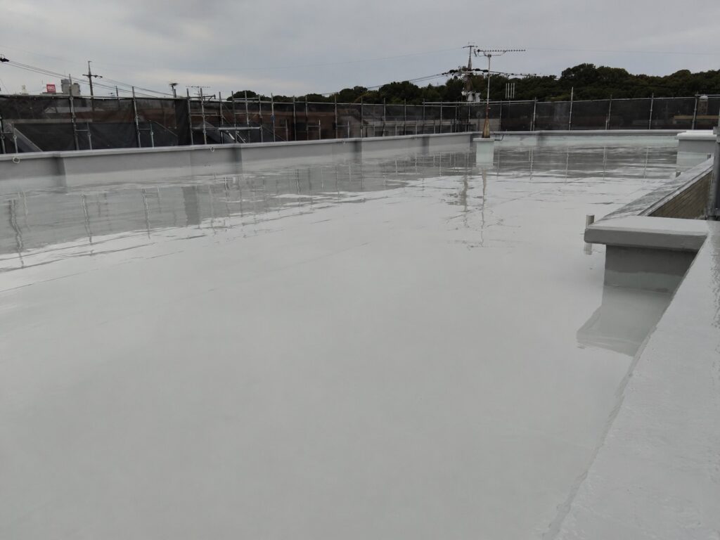 屋上防水工事 ウレタン塗膜2層目の施工状況