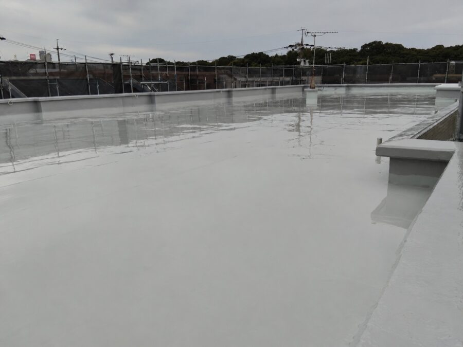 屋上防水工事 ウレタン塗膜2層目の施工状況