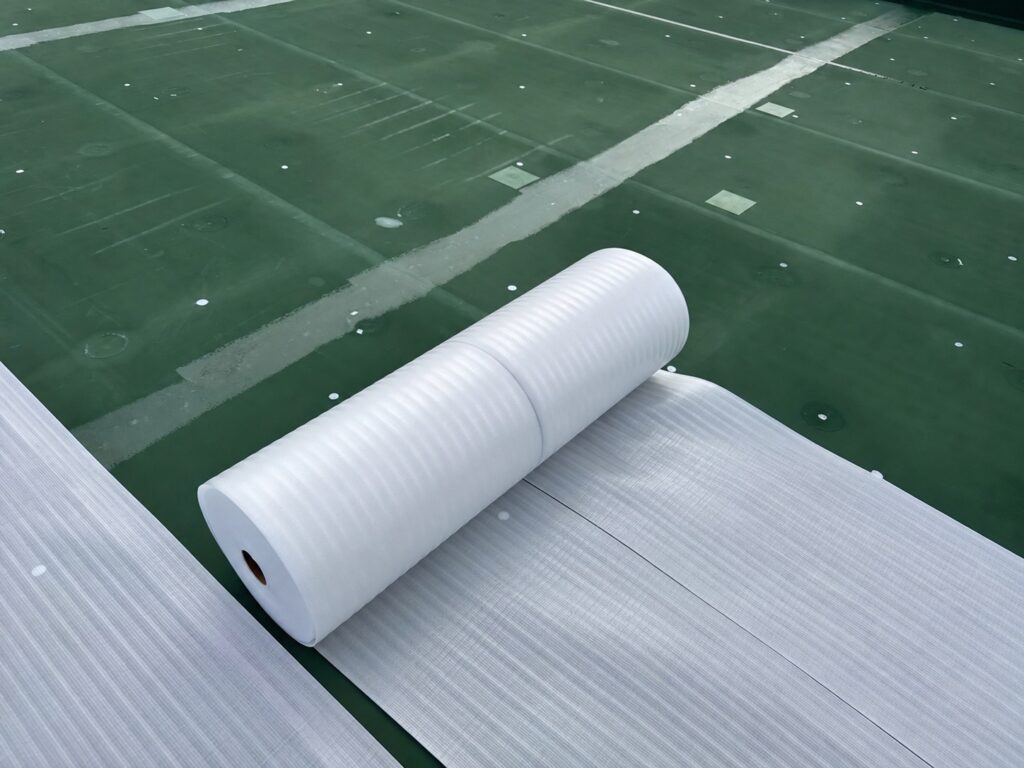 塩ビシート防水工事 絶縁シートの敷き込み